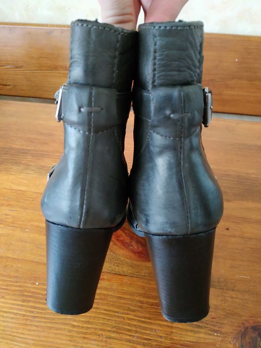 Стильні сірі весільні ботильйони з пряжками на підборах 39 розмір_25см