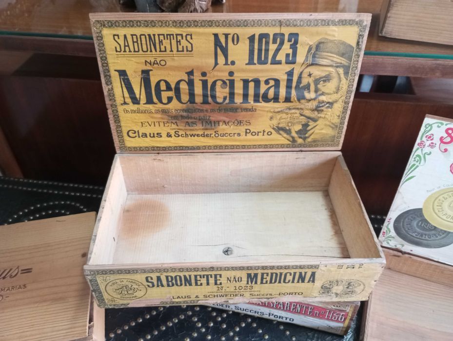 Antigas caixas publicitárias Claus e Ach. Brito em madeira