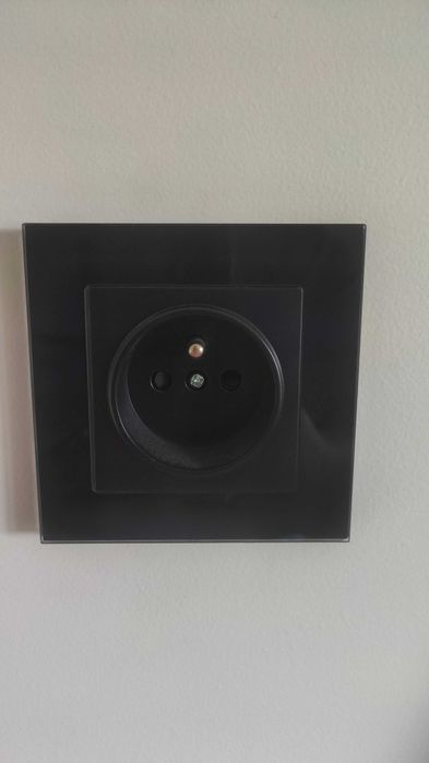 Gniazdko elektryczne z bolcem, szklane - czarne lub białe