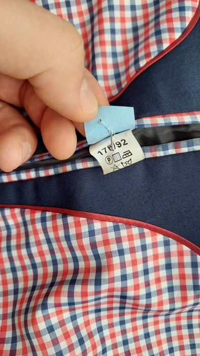 Elegancki granatowy garnitur z czerwonymi wstawkami