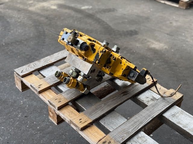rozdzielacz hydrauliczny duży do wiertnicy bauer