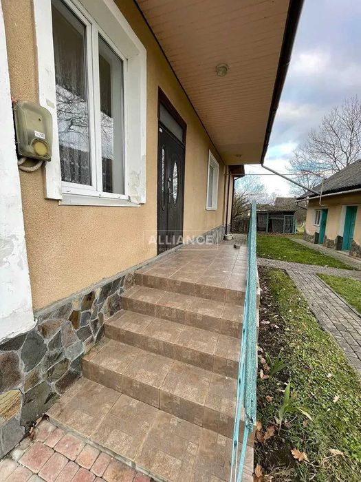 Добротний будинок з усіма комунікаціями в передмісті!