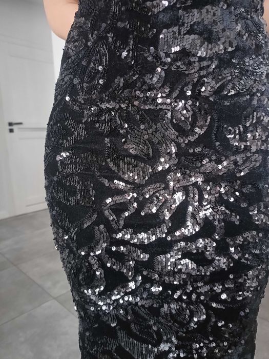 Czarna aksamitna sukienka AX Paris z cekinami – rozmiar 36