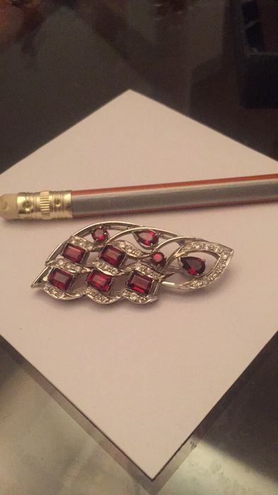 серебряная брошь с гранатами и цирконием