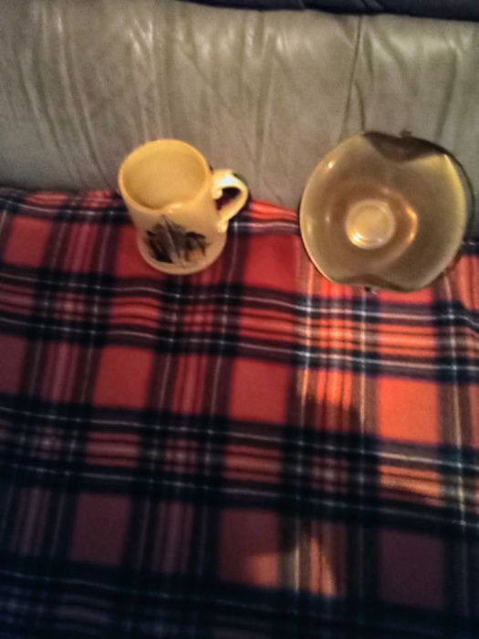 CANECA EM LOUCA E CESTA EM  CHAPA