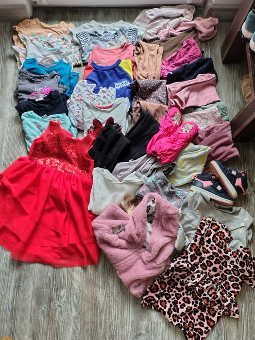 Zestaw ubranek dziecięcych 37 sztuk rozmiar 90 92  sukienki buty