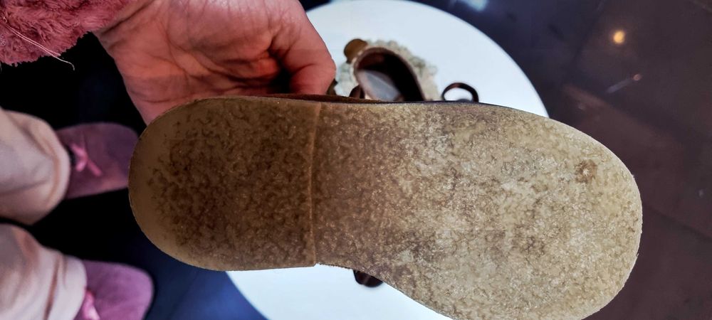 Botas castanhas com bordado, de menina