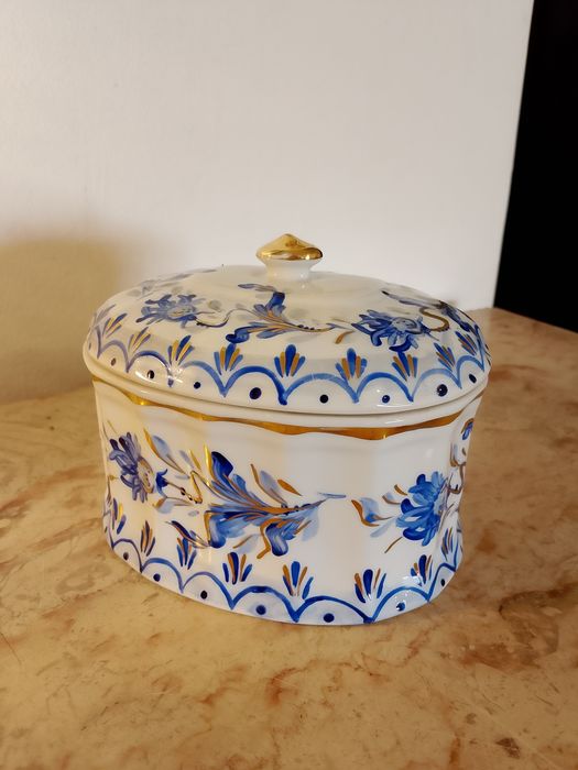 Various decorative items509443906607534084