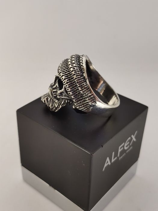 Серебряное кольцо череп