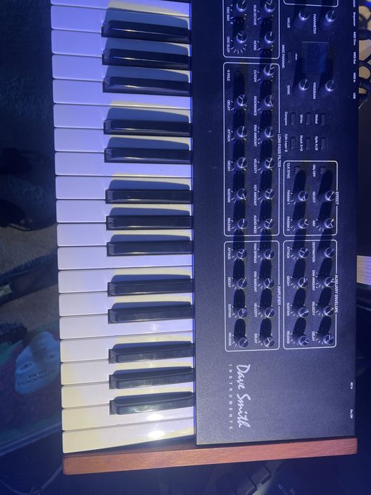 Sintetizador Prophet rev 2 8 vozes