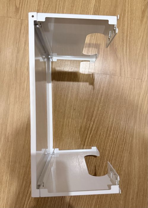 Capa branca em metal, para esconder tubos