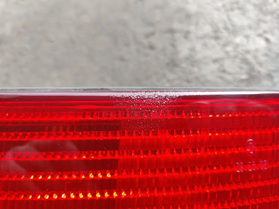 Audi A8 D2 lampa tylna w klapę prawa