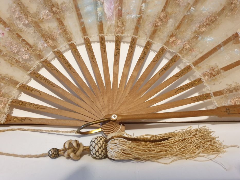 Antigo leque com bordados de Bruxelas e pintura romântica