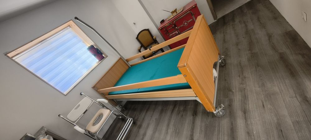 Cama articulada elétrica e elevatória hospitalar