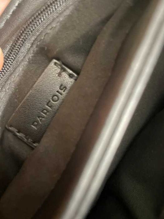 Mala parfois com alça corrente, efeito pele e almofadada