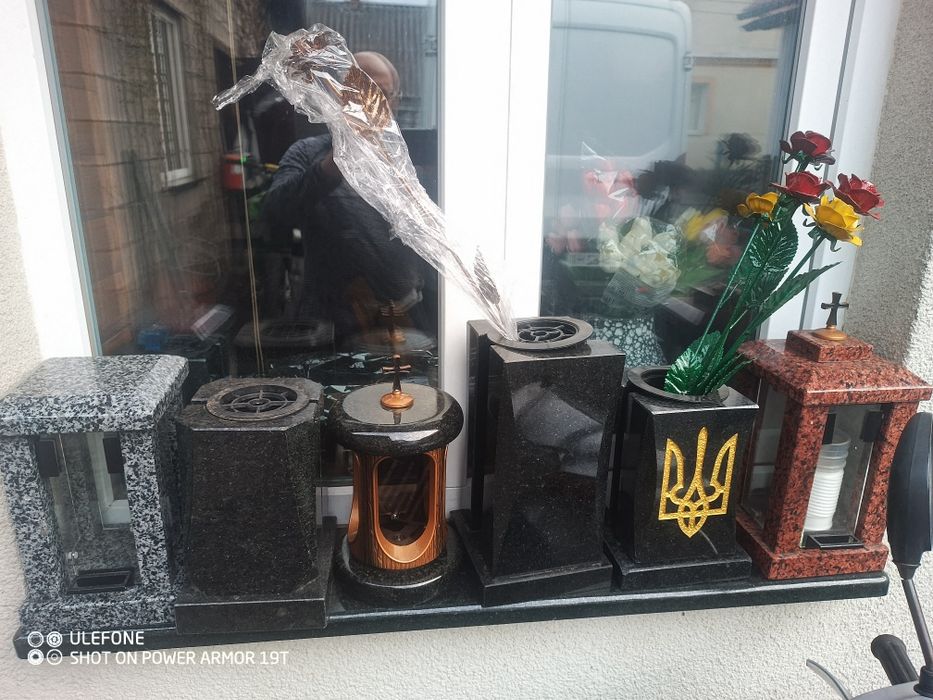 Ваза гранітна з тризубом