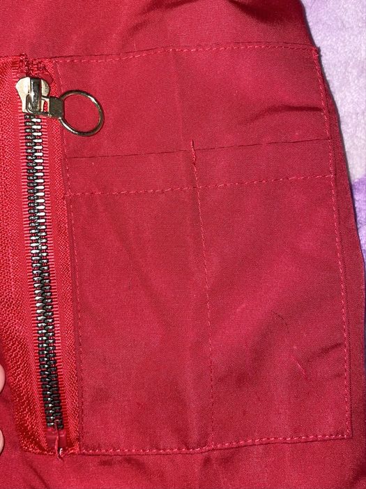 Стильный красный бомбер