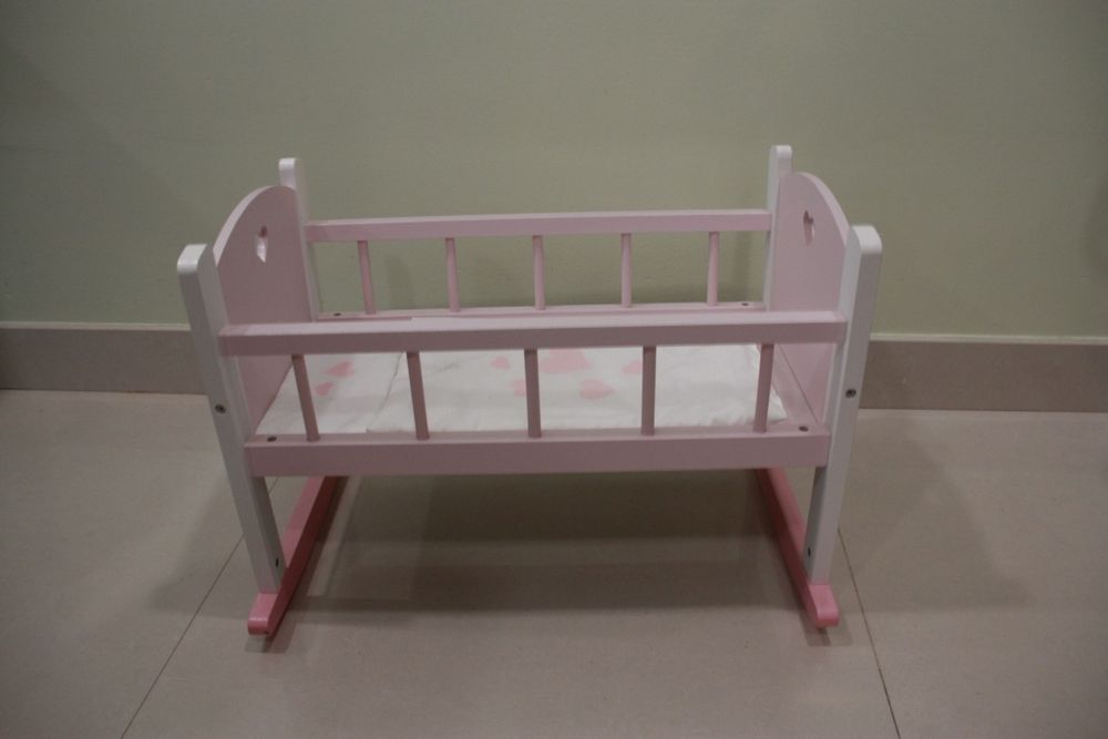 Berço e carrinho de bebê de brinquedo para menina