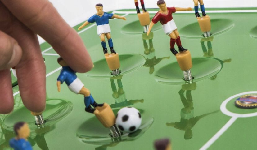 Piłkarzyki sprężynowe gra piłka nożna