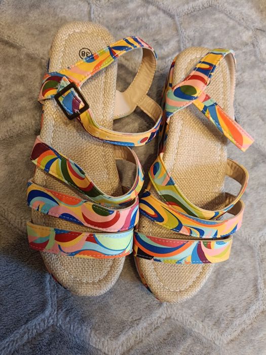 Kolorowe sandaly . Nowe