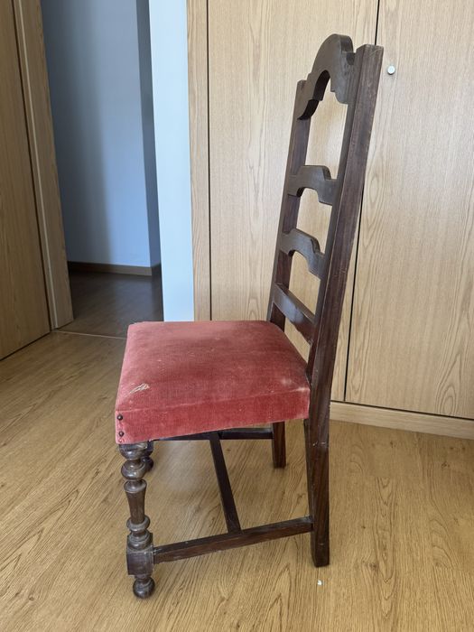 Cadeira antiga em madeira estilo rustico /tradicional para restauro