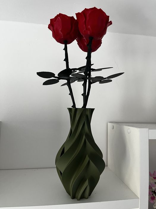 Bukiet sztucznych róż z wazonem