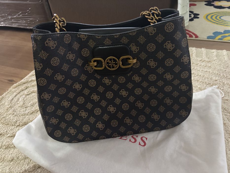 Mala Guess com pouco uso, esta como nova.