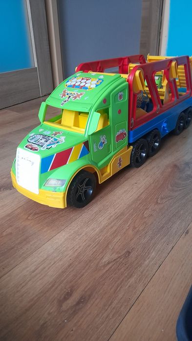 Ciężarówka z Autami