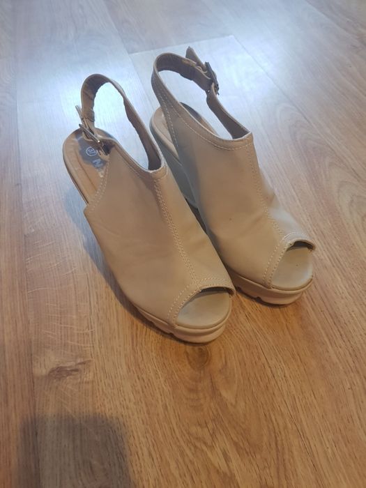 Buty na koturnie