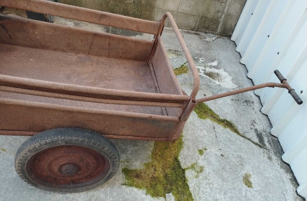 Carro de mão bastante antigo tem mais ou menos 45 anos