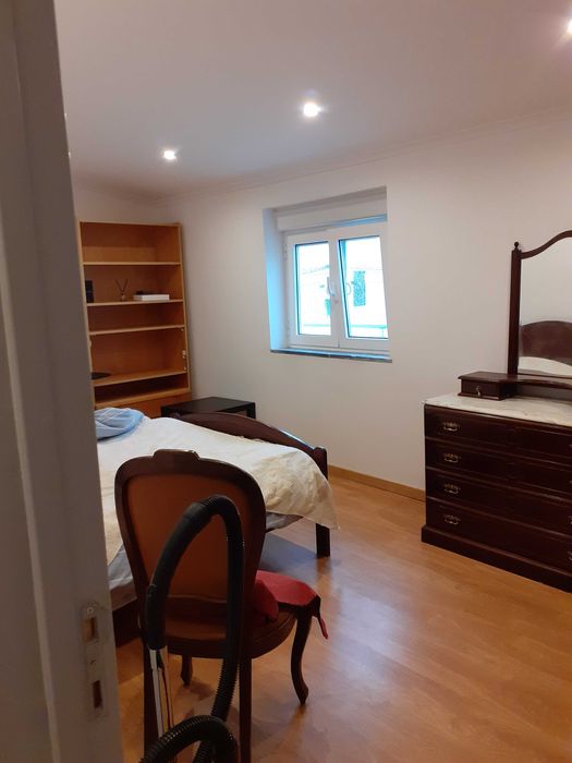 Quarto Amplo Individual em Almada em Vale Fetal
