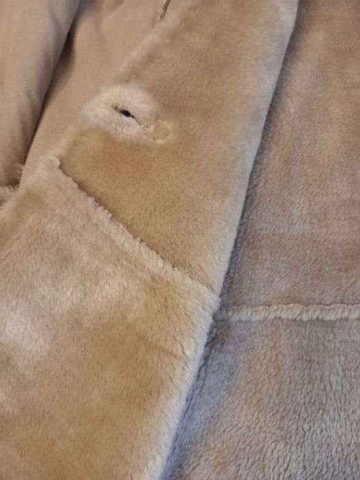 Cieply beżowy kożuch