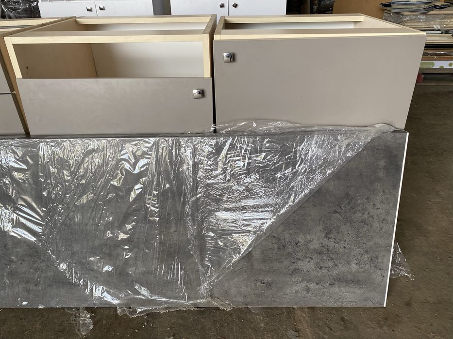 Кухонний гарнітур. Довжина 2.25 м. Верхня та нижня секціі.