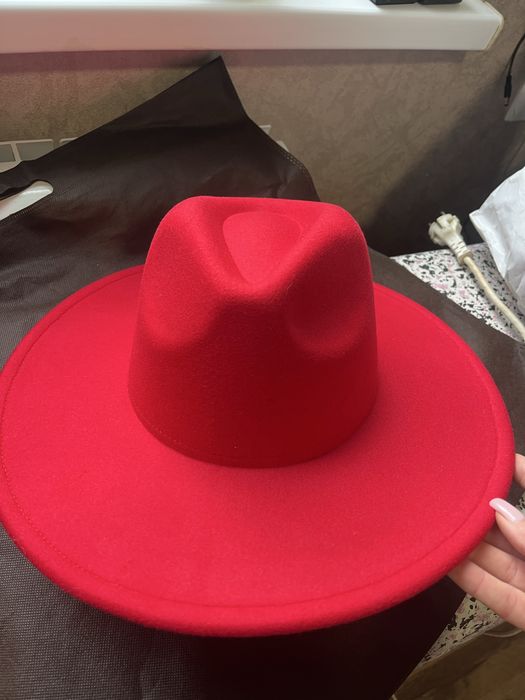 Продам червону шляпу
