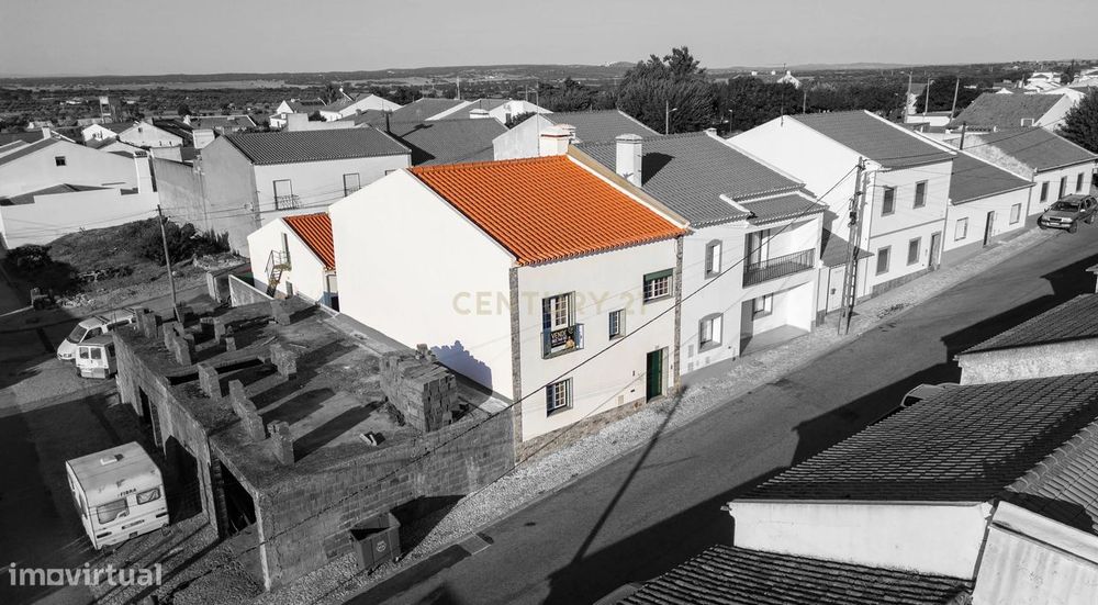 Moradia T4 Mobilada e Equipada com Garagem e Anexo no Bairro do Altinh