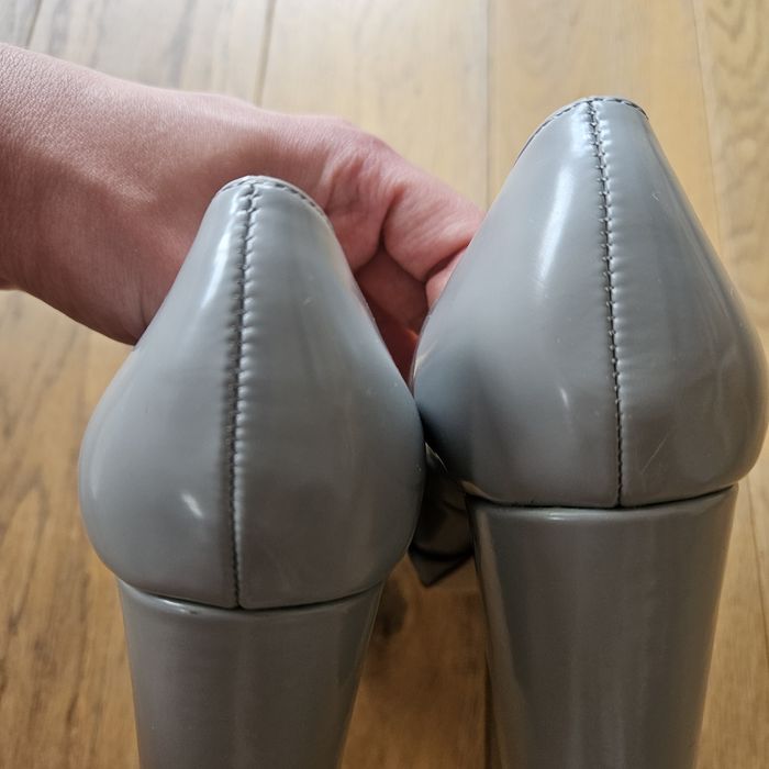 Lakierowana czółenka na słupku Buffalo