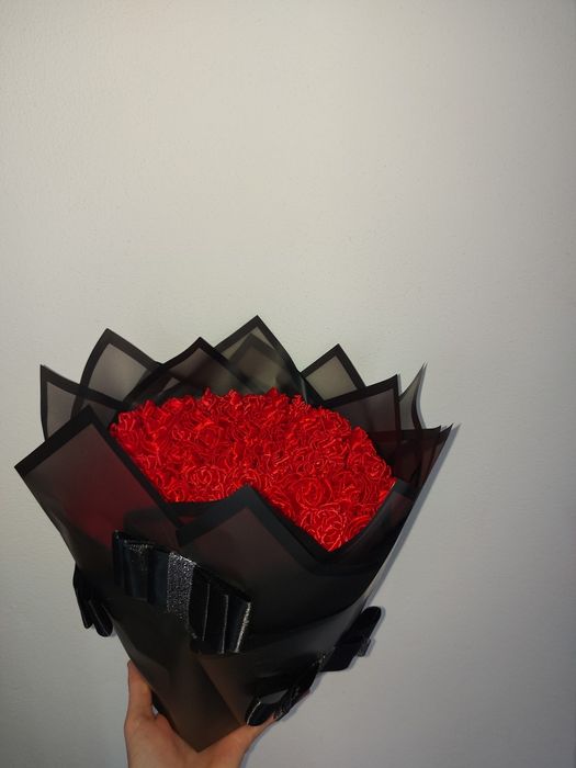 Bukiety, boxy kwiatowe wykonane ze wstążki.