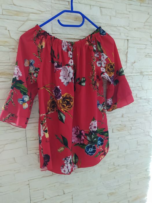 Czerwona bluzka w kwiaty 38