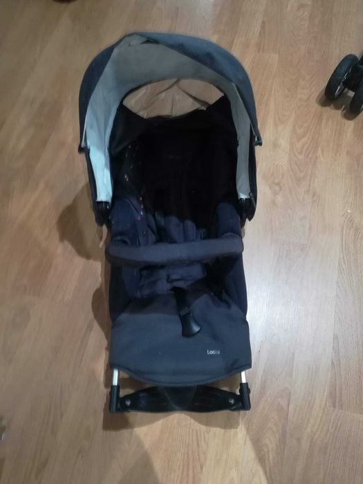 Carrinho Bebeconfort com proteção para a chuva
