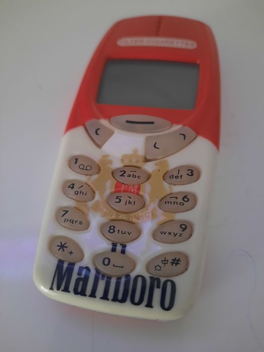 Nokia 3330 com capa personalizada.