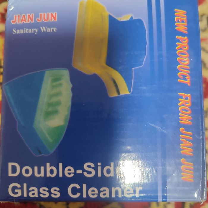 Магнитная двусторонняя щётка.