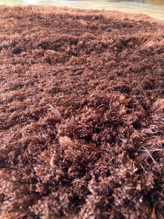 Tapete castanho de pelos