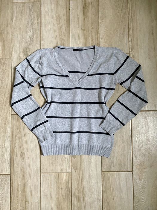 Szary sweterek w paski z dekoltem V, rozmiar L