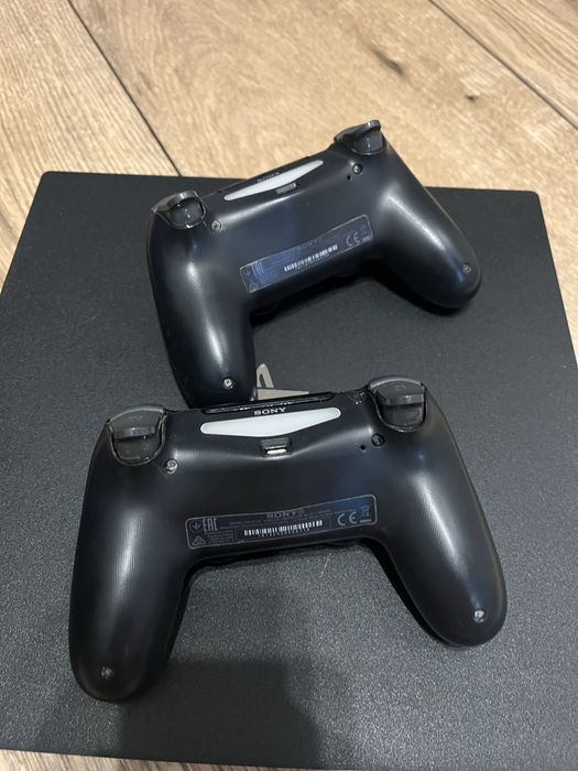 Playstation 4 Pro + 2 pady