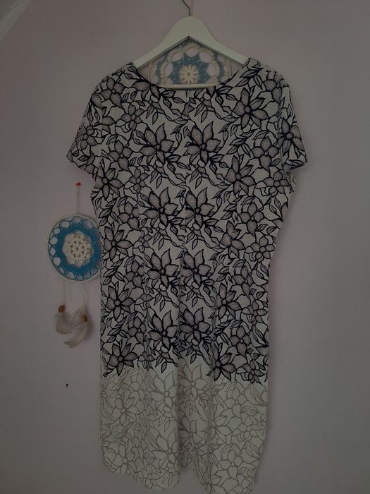 Biala sukienka z kwiatami