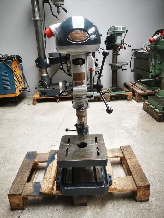 Engenho de furar de meia coluna