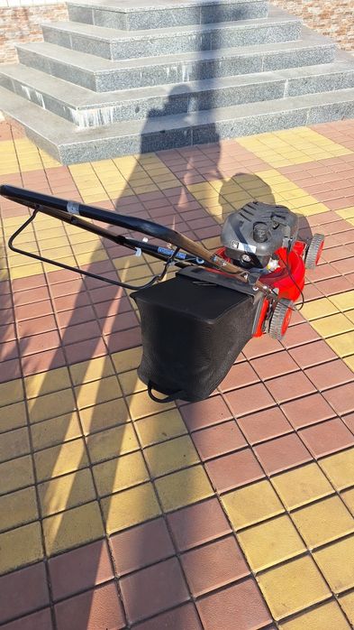 Газонокосарка  бензинова.