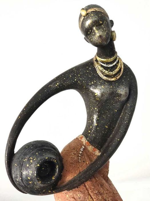 Artigo decorativo em cerâmica de mulher africana