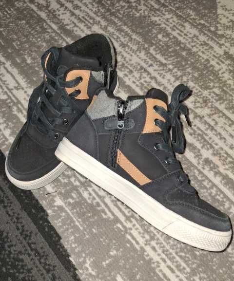 Botas pretas e castanhas