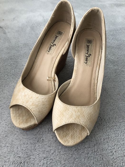 Nowe, beżowe buty na koturnie